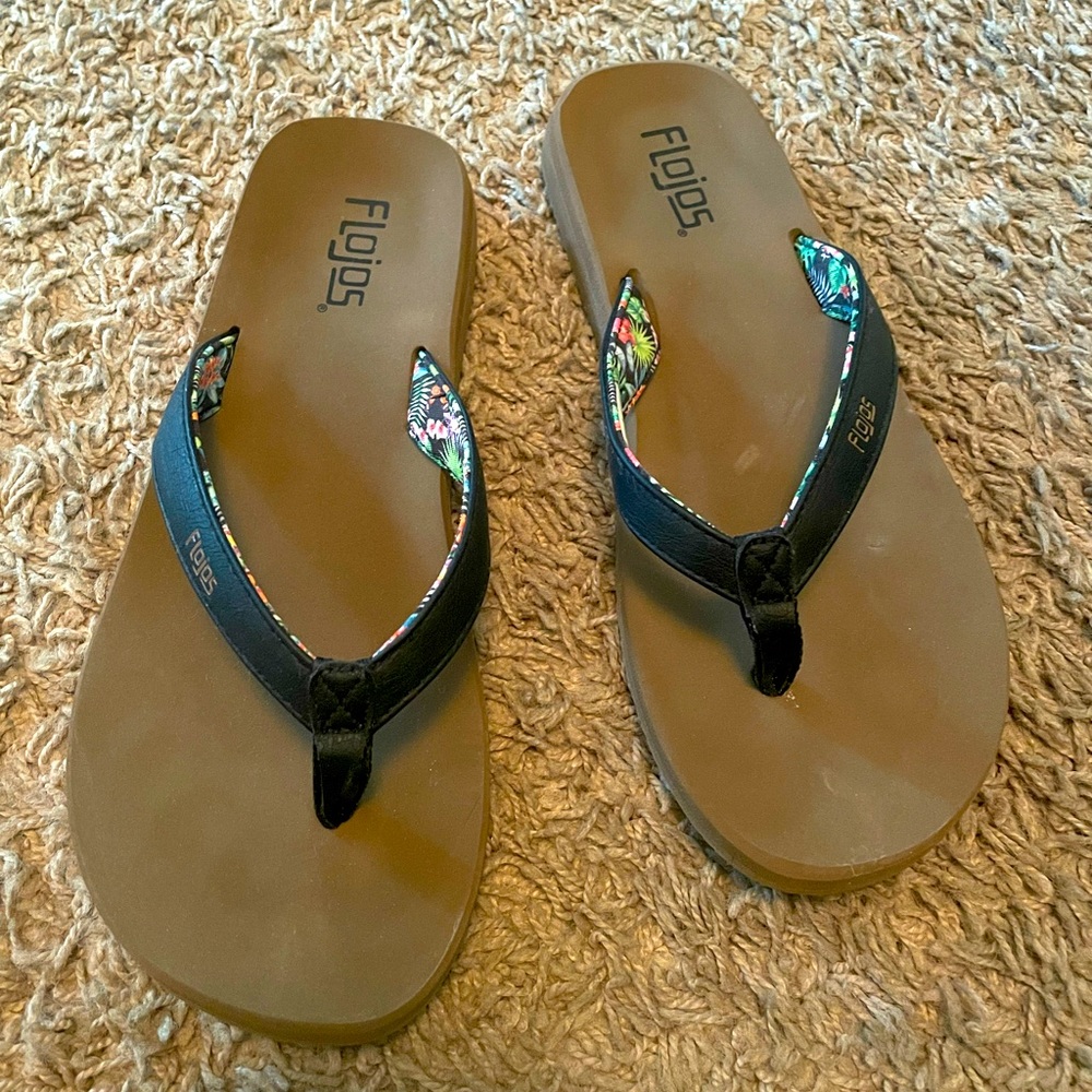 Flojos flip flops Size 8. Black straps brown footbed.